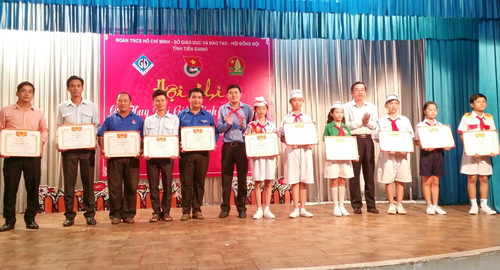 Đồng chí Nguyễn Quang Minh - Phó Bí thư Tỉnh Đoàn, Chủ tịch Hội đồng Đội tỉnh trao thưởng cho các đơn vị